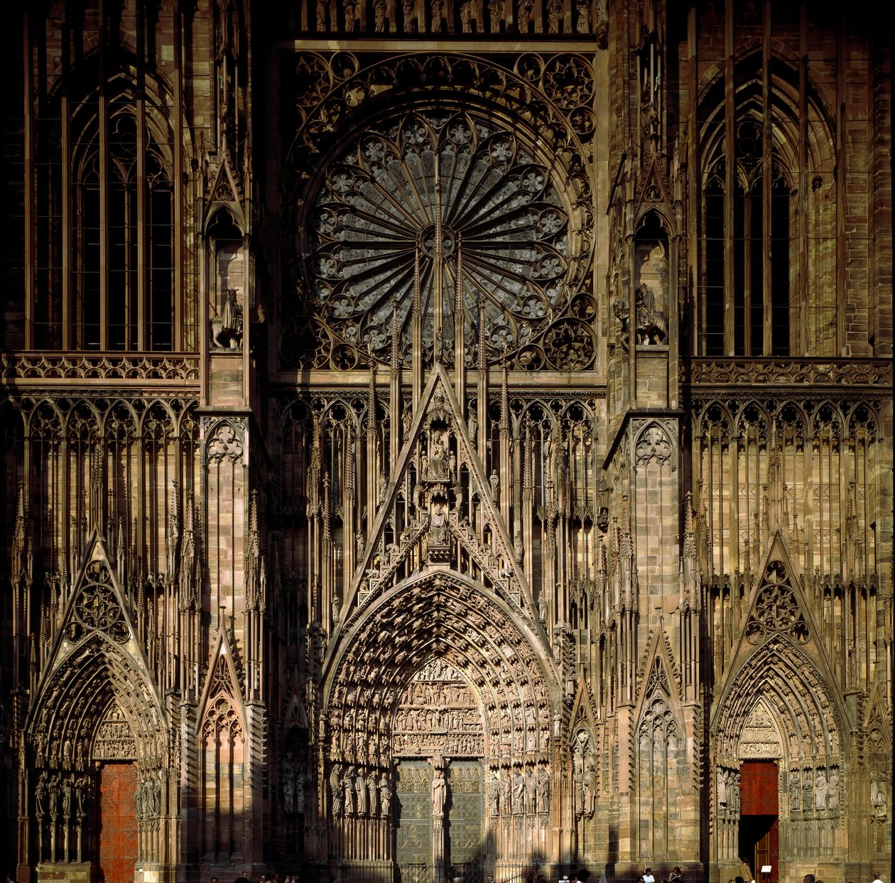 Goottilainen taide: näkymä yhdestä portaalista Cathedrale Notre Dame de Strasbourgiin, jonka Erwin von Steinbach rakensi 1200-luvulla. (Ala-Rein) tekijältä Erwin von Steinbach