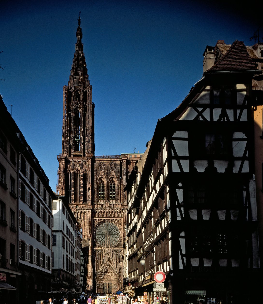 Goottilainen taide: näkymä yhdestä portaalista Cathedrale Notre Dame de Strasbourgiin, jonka Erwin von Steinbach rakensi 1200-luvulla. (Ala-Rein) tekijältä Erwin von Steinbach