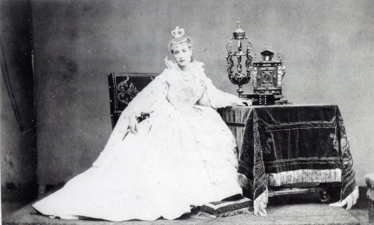 Sarah Bernhardt (1844-1923) Marie de Neubourgin roolissa Victor Hugon (1802-85) teoksessa Ruy Blas (1872). tekijältä Etienne Carjat