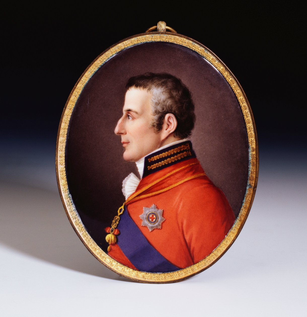 Tallentamaton Sevres-päivätty soikea muotokuvakyltti Wellingtonin herttuasta (1769-1852), joka on pukeutunut univormussa, yllään Kultavillavuoren ritarikunta ja Sukkanauhan ritarikunnan tähti ja vyö tekijältä Etienne Charles Leguay