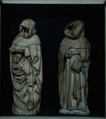 Kaksi surijaa, Duc de Berryn haudasta Bourgesin katedraalissa. tekijältä Etienne and Mosselmann Paul (fl.1467) Bobillet