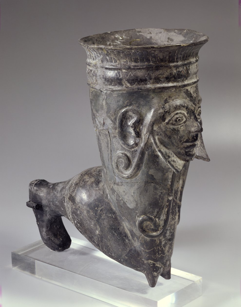 Bucchero-astia jalan muodossa veistoksella, etruskien aikakausi, 6. vuosisadan eKr. toinen puolisko (keraaminen) tekijältä Etruscan