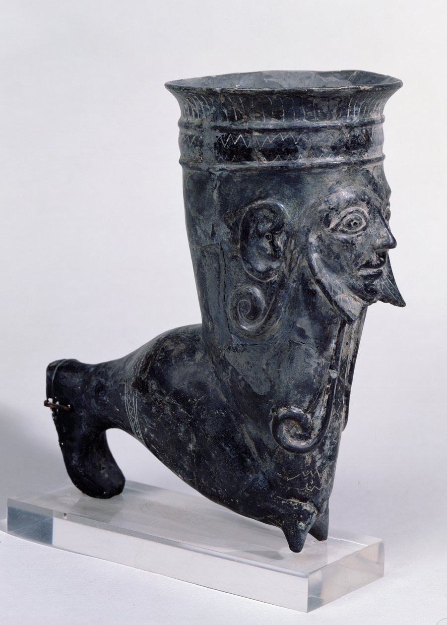 Bucchero-astia jalan muodossa veistoksella, etruskien aikakausi, 6. vuosisadan eKr. toinen puolisko (keraaminen) tekijältä Etruscan