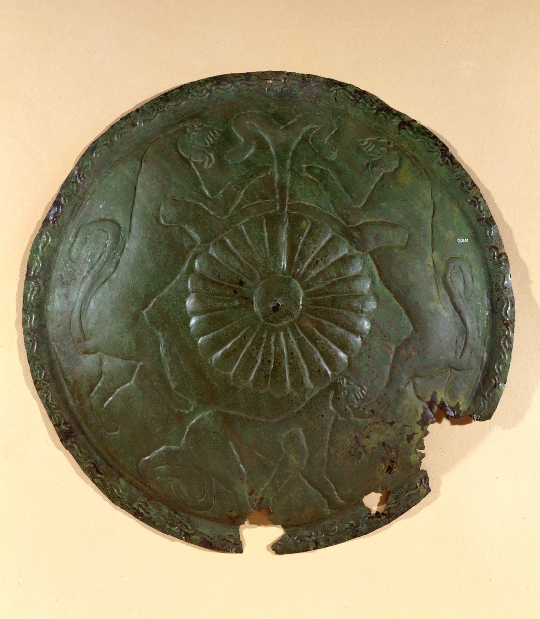 Levy kohokuvioiduilla koristeilla Cerveteristä, Italiasta (pronssi) tekijältä Etruscan