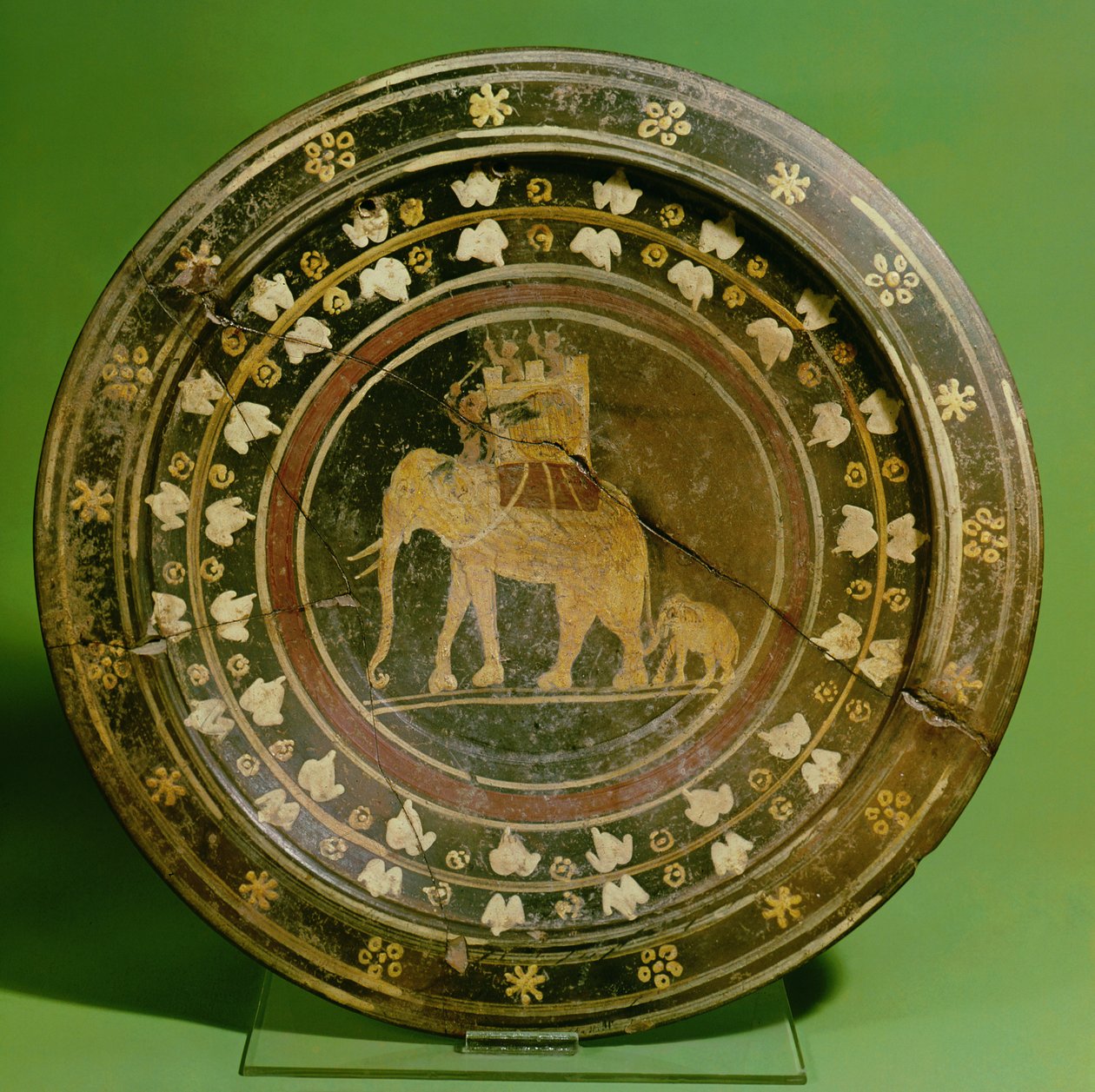 Karthagolaisia vastaan käydyssä sodassa käytettyä norsua esittävä astia (keramiikka) tekijältä Etruscan