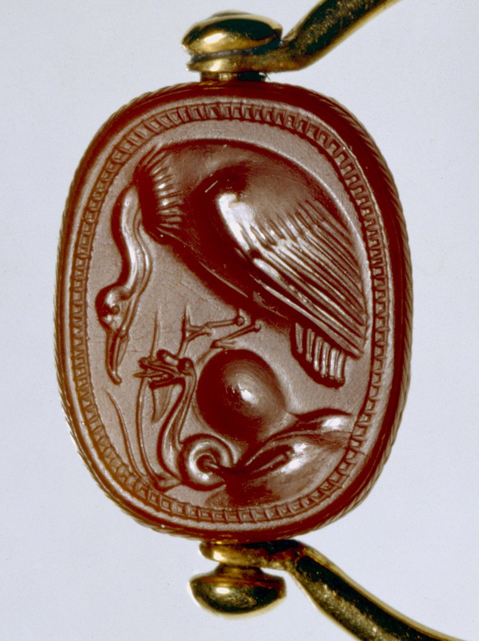Etruskilainen kultasormus, jossa kehyksenä karneolista valmistettu skarabeus, jossa on käärmettä uhkaava korppikotka (kulta ja karneoli). tekijältä Etruscan