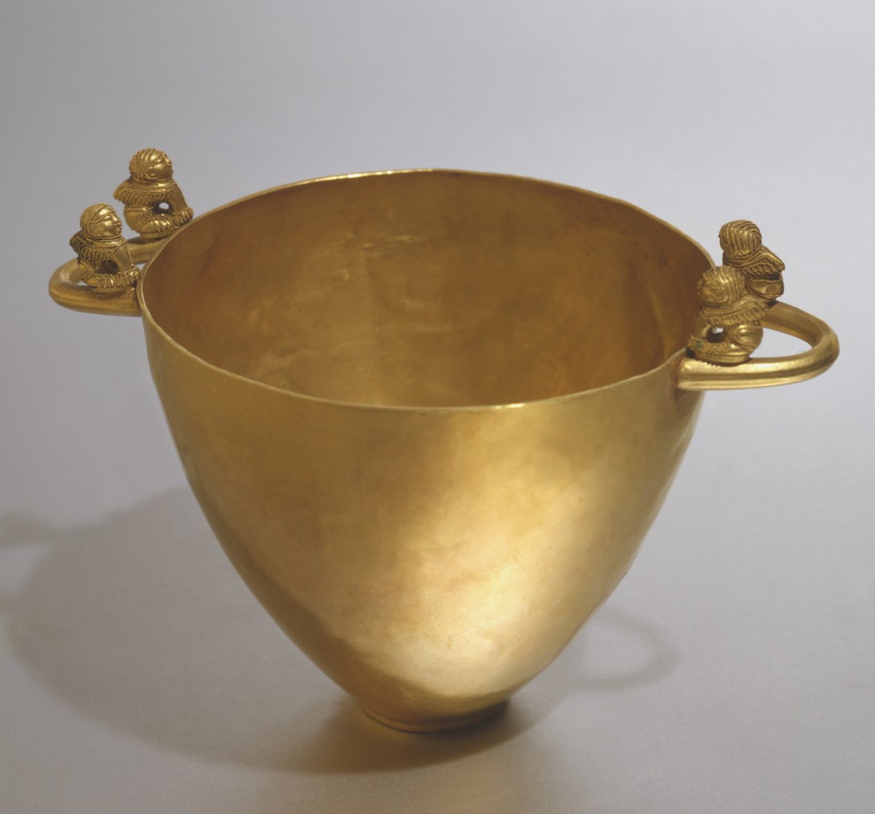 Skyphos Palestrinasta (kulta) tekijältä Etruscan