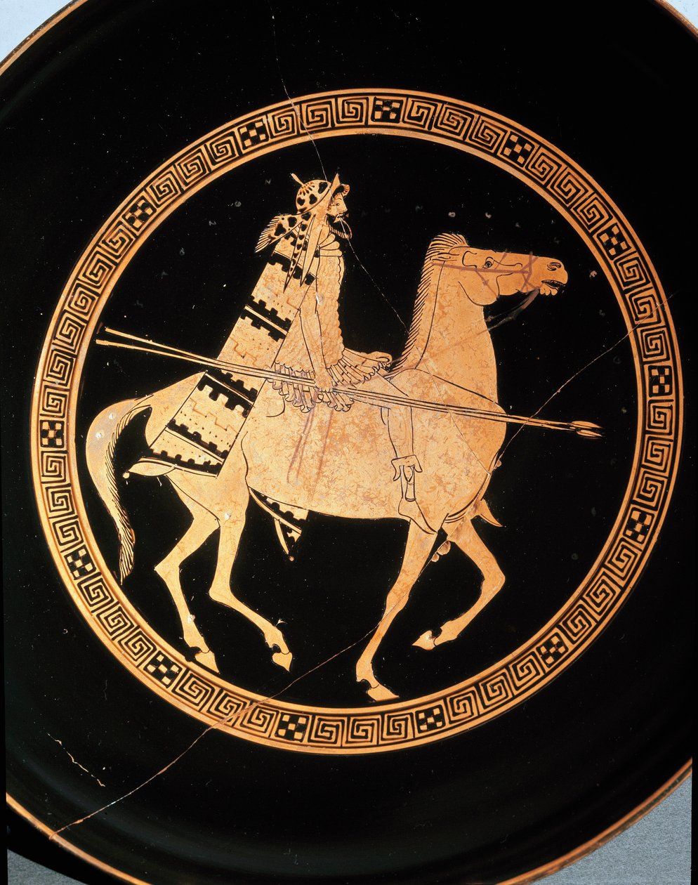 Etruskien antiikin: yksityiskohta kylixistä, joka edustaa ratsastajaa. Falerii Veteres (Civita Castellana) 5. vuosisadalta eKr. Rooma, Villa Giulian kansallismuseo tekijältä Etruscan