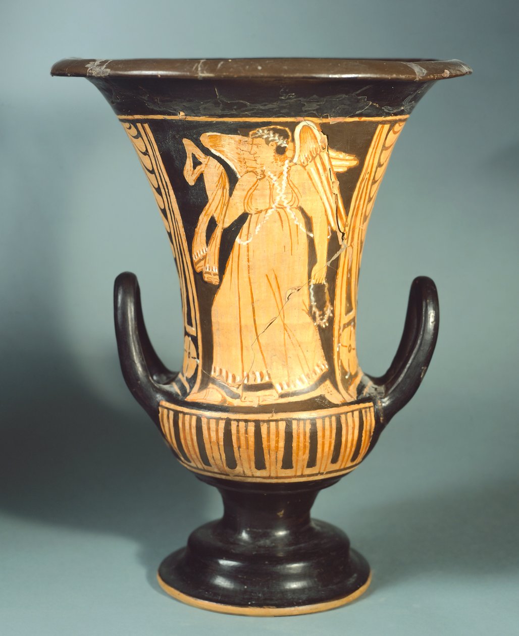 Berkeley Painterin verhiökrater (iso maljakko), joka kuvaa siivellistä henkeä. Punahahmoista keramiikkaa. Etruskien sivilisaatio, 4. vuosisadalla eKr. tekijältä Etruscan
