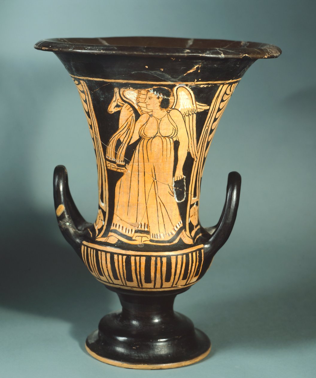 Berkeley Painterin verhiökrater (iso maljakko), joka kuvaa siivellistä henkeä. Punahahmoista keramiikkaa. Etruskien sivilisaatio, 4. vuosisadalla eKr. tekijältä Etruscan