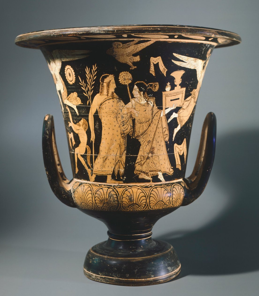 Calyx-krater (iso maljakko) Nazzanon maalari. Punahahmoista keramiikkaa. Etruskien sivilisaatio, 4. vuosisadalla eKr. tekijältä Etruscan