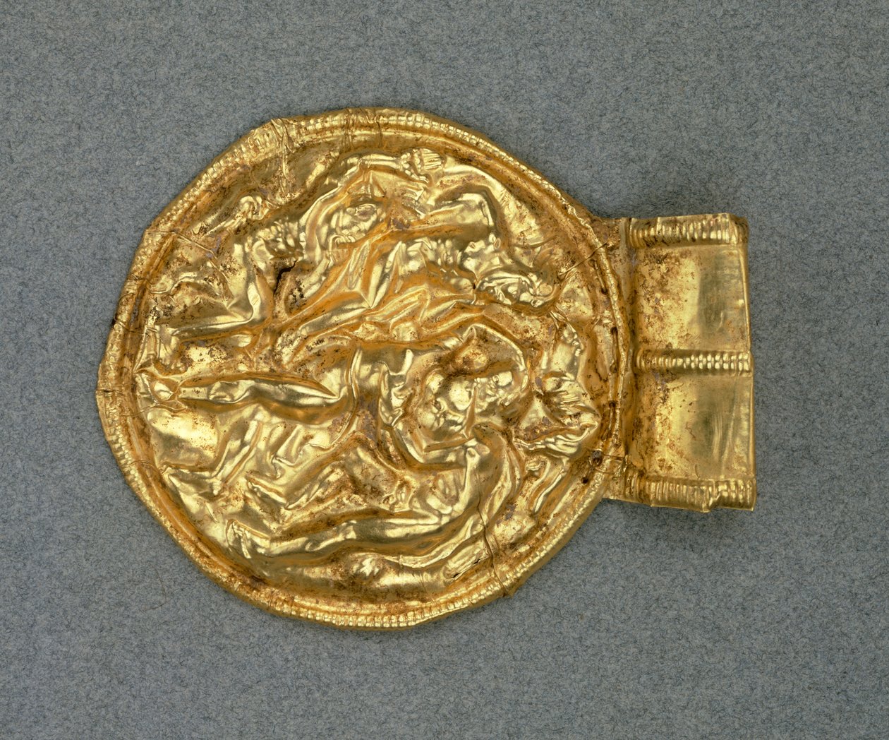 Kohokuvioitu bulla riipus. Etruskien sivilisaatio, 4. vuosisadalla eKr. tekijältä Etruscan