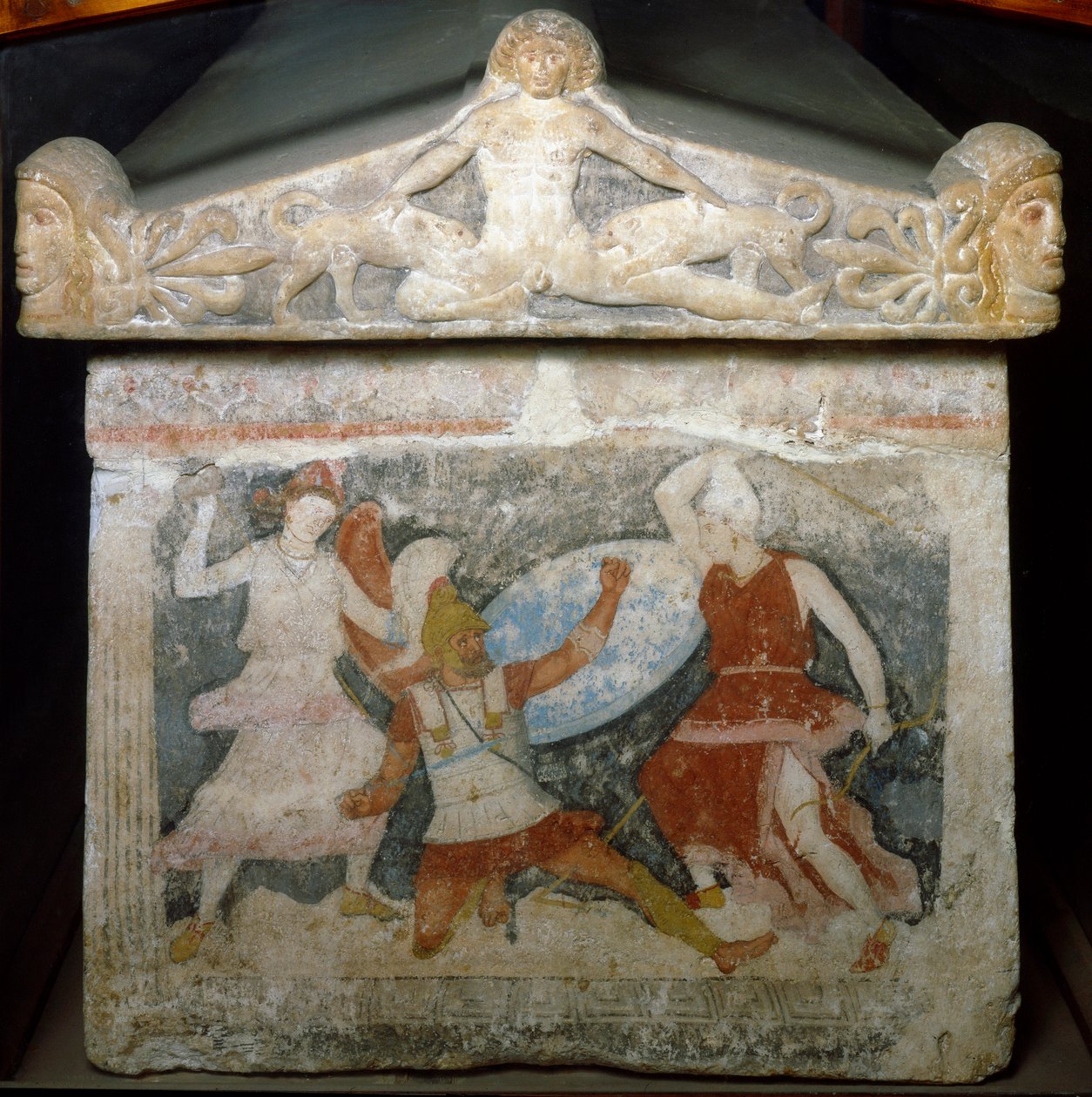 Etruskien taide: Ylhäällä Acteon koiriensa ahmimana: "kaksi amatsonia hyökkää kreikkalaisen sotilaan kimppuun". Amazonien sarkofagi. 4. vuosisadan loppupuoli eKr. Tarquiniasta. Firenze, Museo Archeologico tekijältä Etruscan