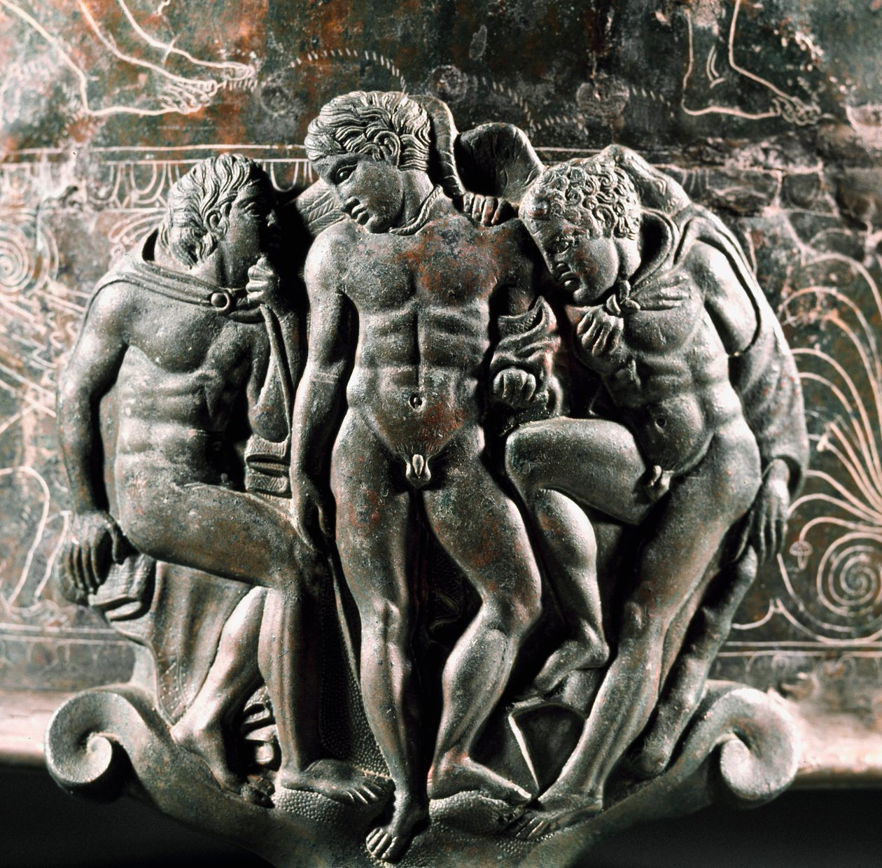 Etruskien taide: yksityiskohta pronssisen Ficoroni Cistuksen jalusta, joka edustaa Herkulesta, Iolaosta ja Erosta niiden välissä. Preneste (Palestrina). 340 eaa. Museo Nazionale di Villa Giulia, Rooma tekijältä Etruscan