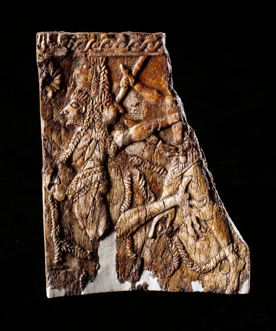 Etruskien sivilisaatio: Geryonin esityksen norsunluulevy - Montefortinin tumuluksesta, Comeana, Italia - 7. vuosisadalla eKr. Koko 10x8,1 cm Firenze, Museo Archeologico, inv 194662 tekijältä Etruscan