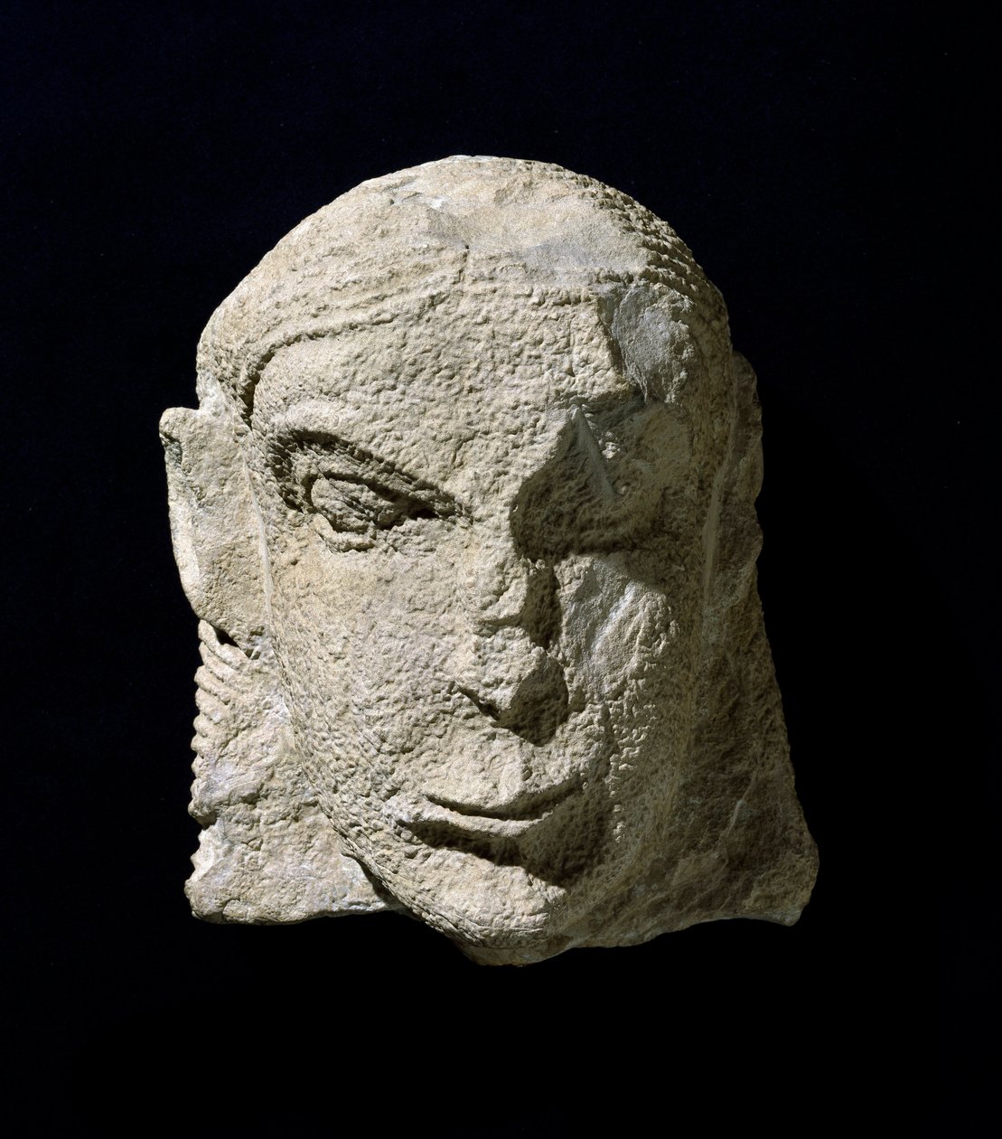 Etruskien sivilisaatio: kalkkikivestä naisen pää. 650 eaa noin. Pietrera di Vetulonian tumuluksesta. Firenze, Museo Archeologico tekijältä Etruscan