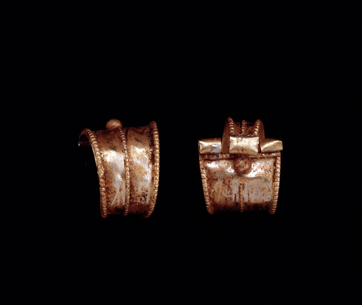 Etruskien sivilisaatio: kultakorvakorut - 6. vuosisadalla eKr. Pesciasta, lähellä Roomaa tekijältä Etruscan