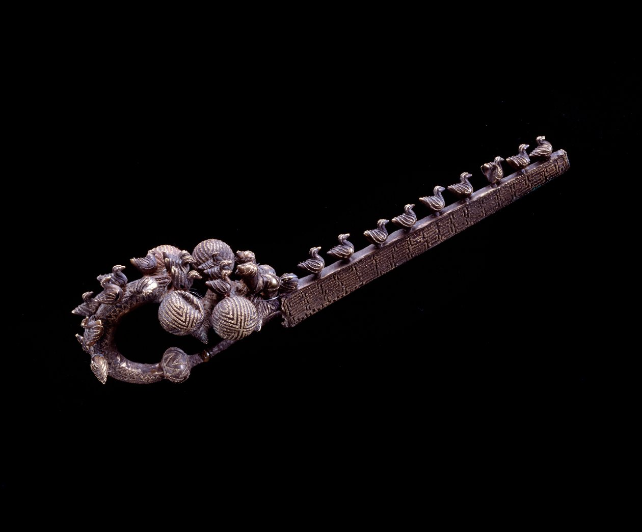 Etruskien sivilisaatio: hopeinen lohikäärmefibula Banditellan hautausmaalta, Marsigliana d"Albegna, Italia, 675-650 eaa. tekijältä Etruscan