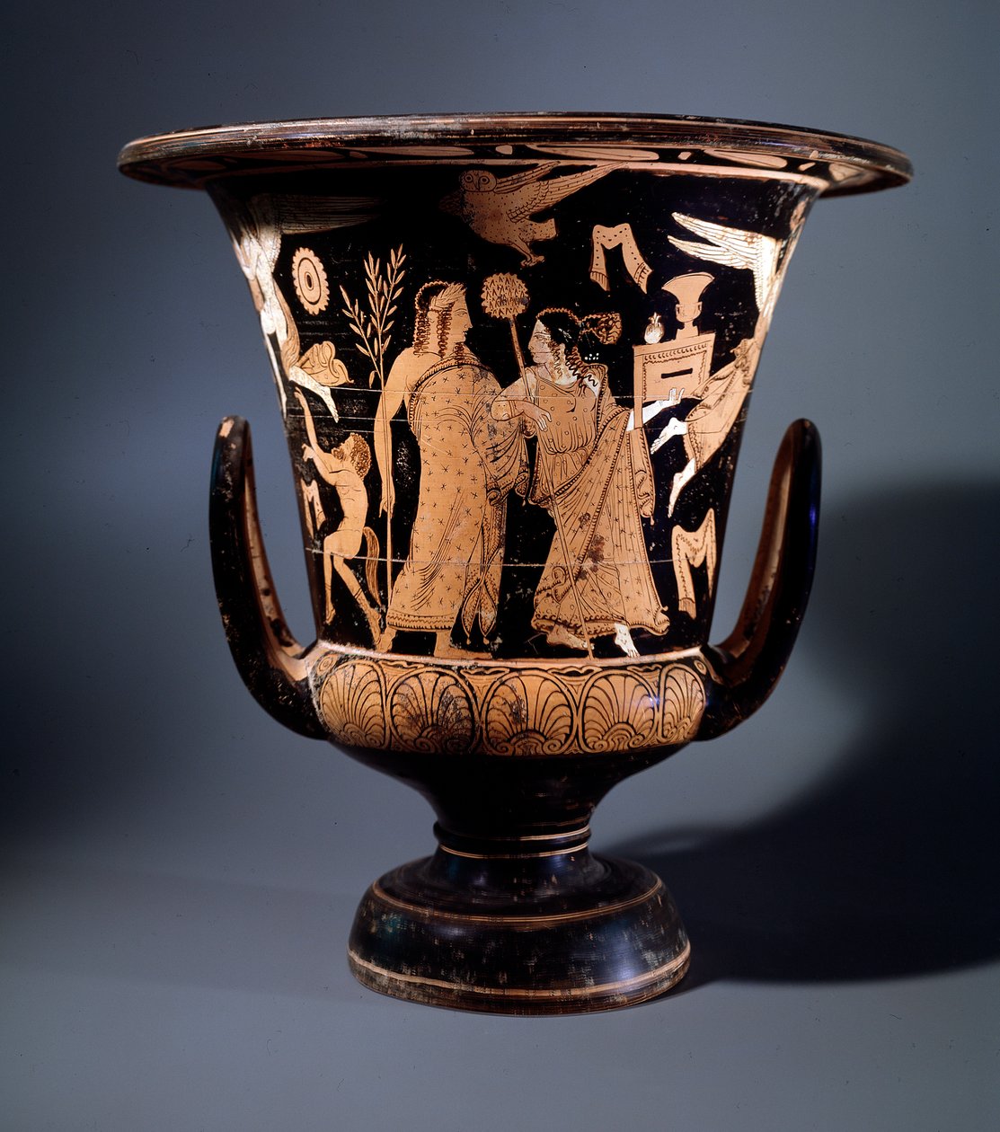 Etruskien sivilisaatio: Nazzanon taidemaalarin terrakottakraatterikoristelu, joka edustaa Apolloa ja menadia, 350 eKr. Dim 57 cm, Civita Castellanan paikalta tekijältä Etruscan