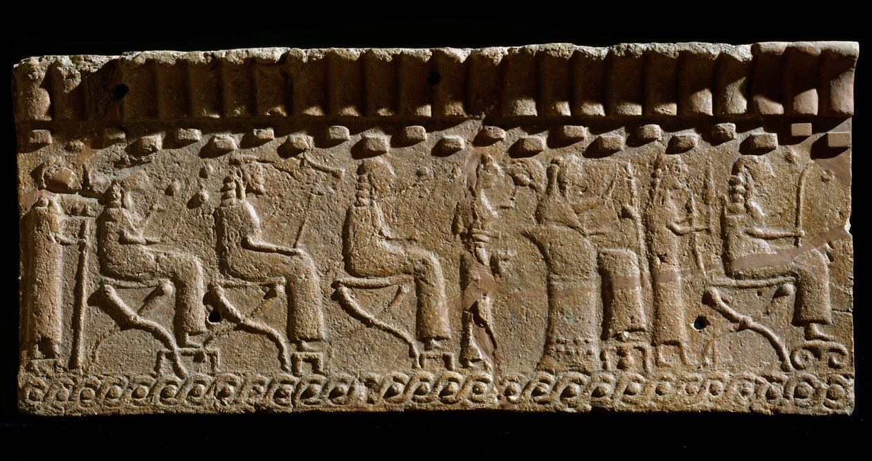 Etruskien sivilisaatio: terrakottafriisi, jota koristavat jumalalliset ja istuvat arvohenkilöt. 580 eaa Dim. 24x54 cm. Murlon palatsista. Murlo, Antiquarium Comunale tekijältä Etruscan