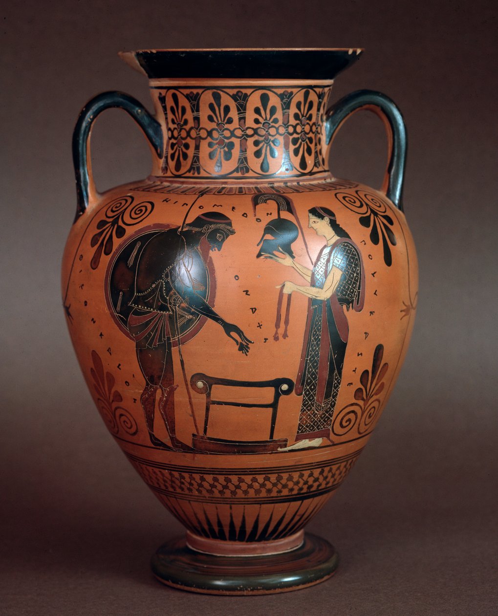 Etruskien sivilisaatio: Thetistä edustava terrakottahydria luovuttamassa aseita pojalleen Akilleukselle, 550-500 eKr. Cerveteristä, Italiasta tekijältä Etruscan