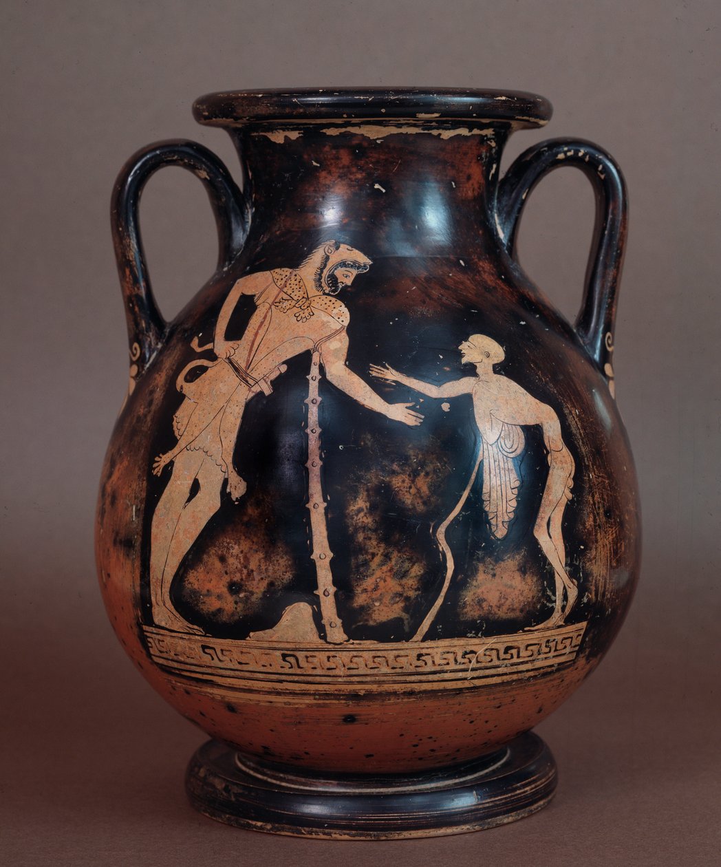 Etruskien sivilisaatio: Herkulesta ja vanhaa miestä edustava terrakottapelike, vanhuuden symboli, Cerveteristä, Italiasta, 5.-4. vuosisadalta eKr. tekijältä Etruscan