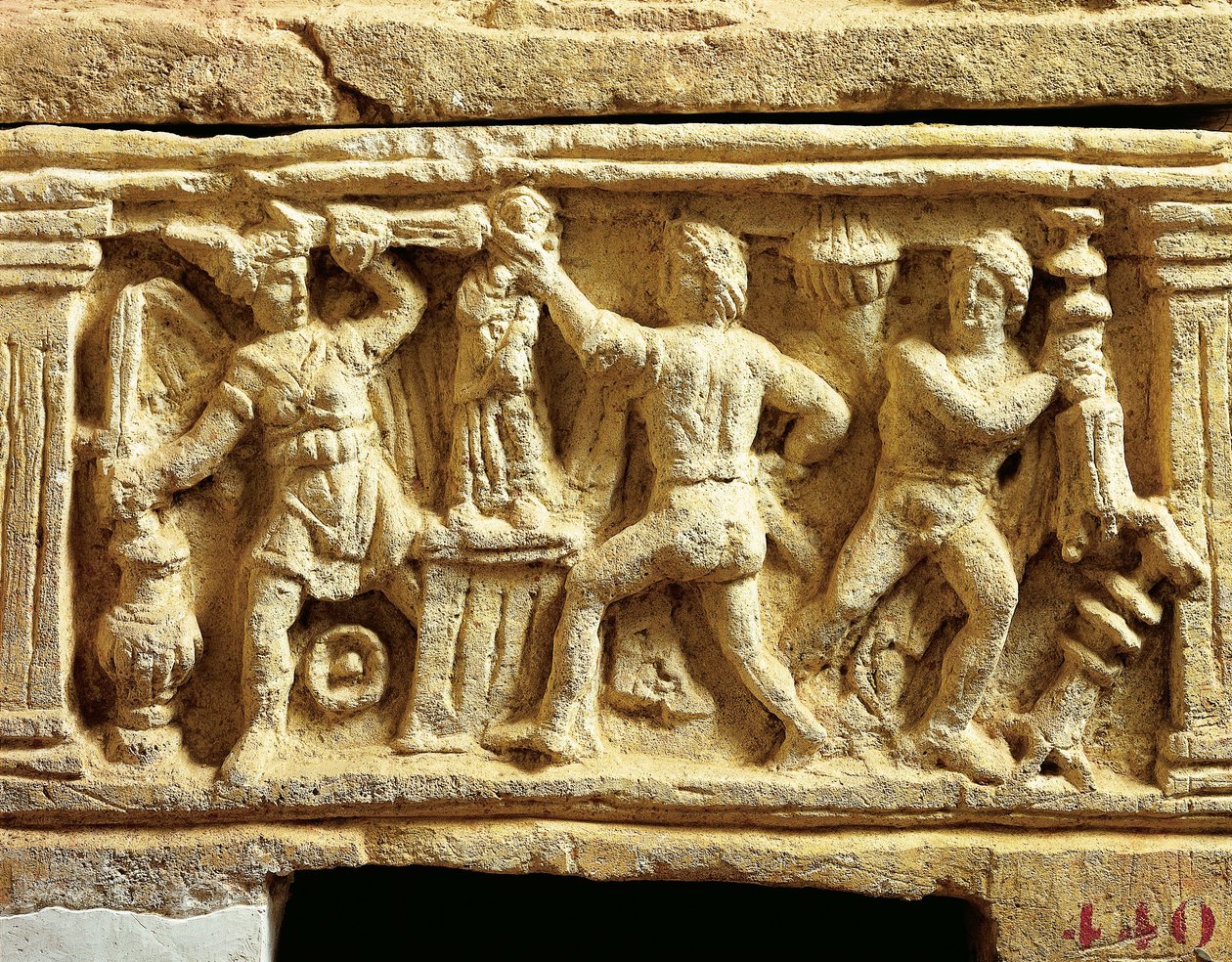 Etruskien sivilisaatio, tufa-uurna, jossa gallialaiset ryöstävät temppeleitä tekijältä Etruscan
