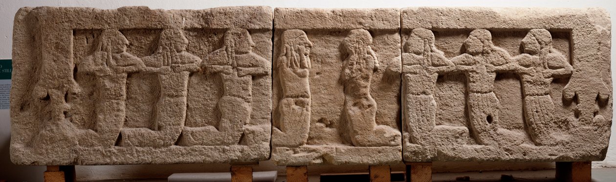 Kolmesta tuffista tehty hautaussänky 6. vuosisadalta eKr tekijältä Etruscan