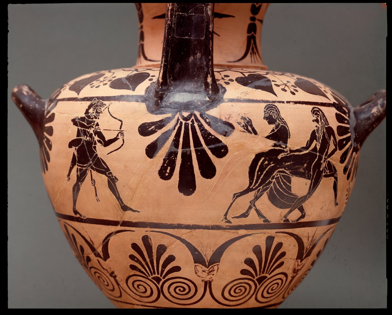 Hydria, jossa Herkules ampuu nuolta kentauri Nessukseen, Deianira on toinen oikealta, terrakotta, 450-400 eaa. tekijältä Etruscan