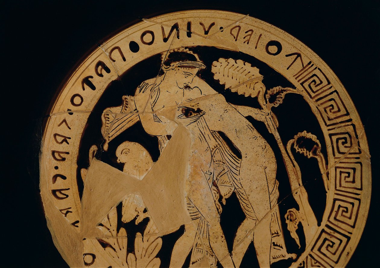 Italia, Lazio, Civita Castellana, Punahahmoinen kylix (viinikeramiikka), joka kuvaa nuoria syleilemässä, kaiverrettu (faliskaanien kielellä) juomakutsulla, noin 350 eaa. tekijältä Etruscan