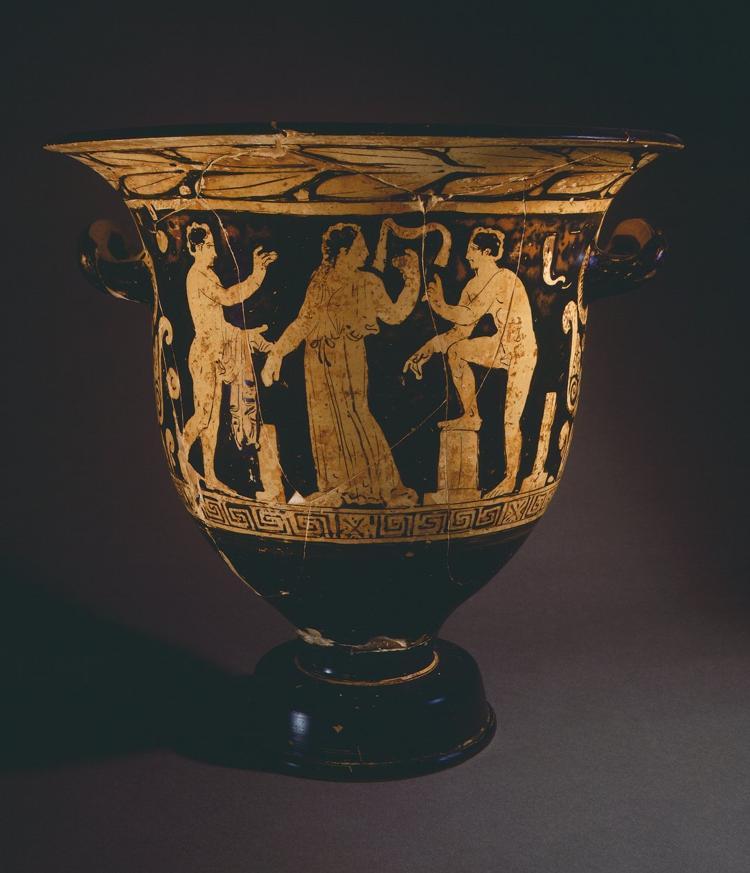 Nepi Painterin kraatteri (iso maljakko). Punahahmoista keramiikkaa Corchianosta (Lazio). Etruskien sivilisaatio, 4. vuosisadalla eKr. tekijältä Etruscan