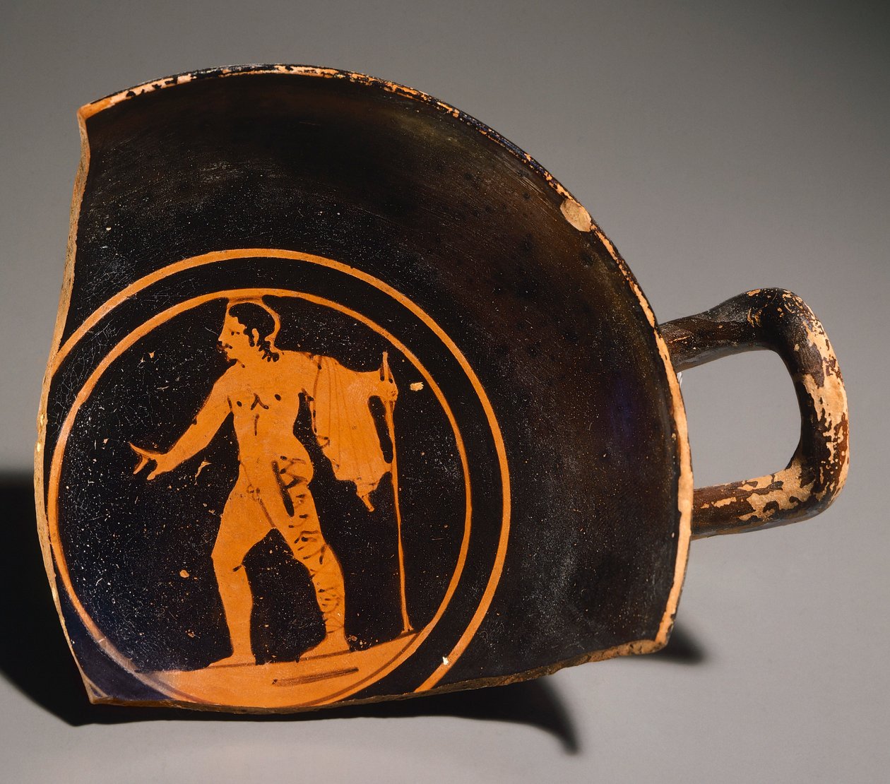 Pteriu Pavesin Kylix, nuorta miestä kuvaava fragmentti ja kirjoitus. Punahahmoista keramiikkaa, haudasta 3 Grottissa (Toscana). Etruskien sivilisaatio, 4. vuosisadalla eKr. tekijältä Etruscan