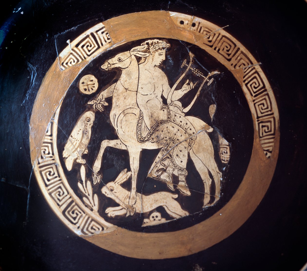 Kylix, jossa Apollon on muletissa, terrakotta, 4. vuosisadalla eKr tekijältä Etruscan