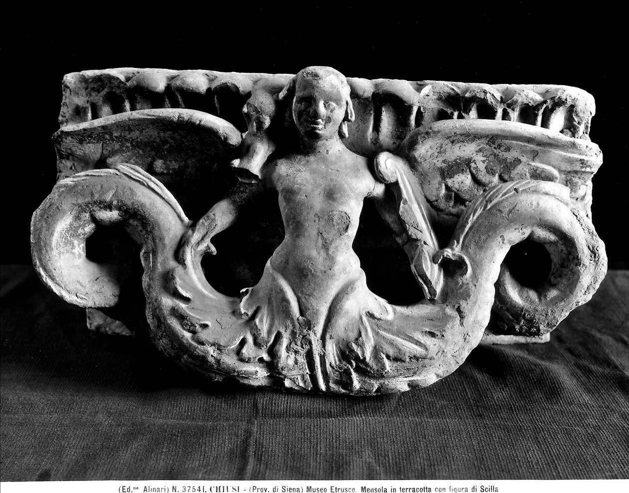 Reunus Scillan hahmolla (terrakotta) tekijältä Etruscan