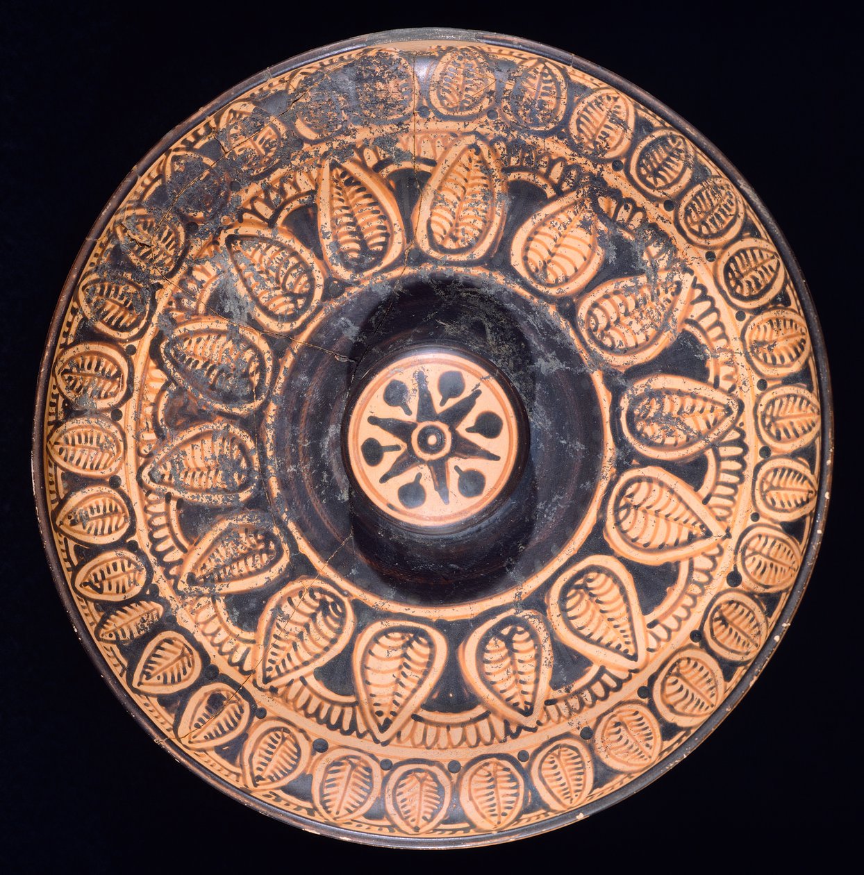 Patera. Punahahmoista keramiikkaa Spinasta (Emilia Romagna). Etruskien sivilisaatio, 4. vuosisadalla eKr. tekijältä Etruscan