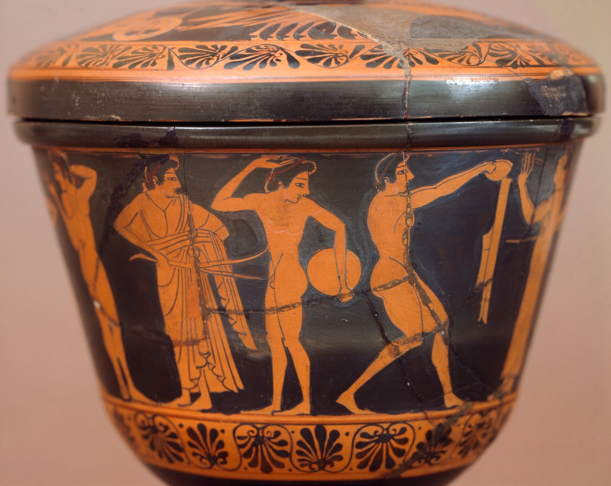 Pyxis, jossa urheilijat suorittavat kiekonheittoa ja muita lajeja. Punahahmokeramiikka, Cerveteristä (Lazio). Etruskien sivilisaatio, 4. vuosisadalla eKr. tekijältä Etruscan