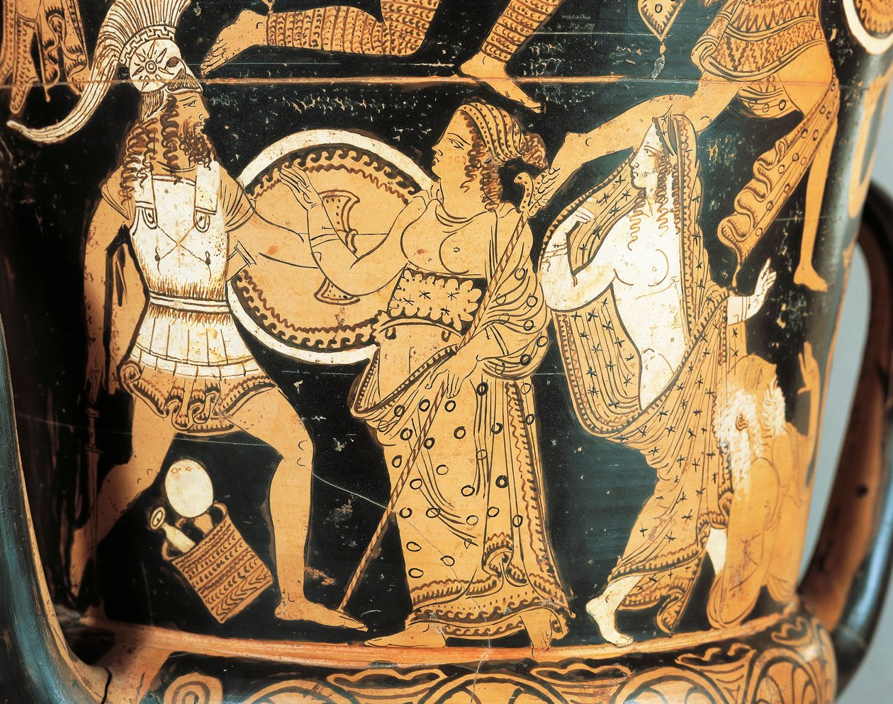 Punahahmoista keramiikkaa, yksityiskohta kraatista, joka kuvaa Menelaosta kohtaamassa Afroditen hänen saapuessaan Helenaan, Civita Castellanasta, muinaisesta Faleriista, Rooman maakunnasta, Italiasta tekijältä Etruscan