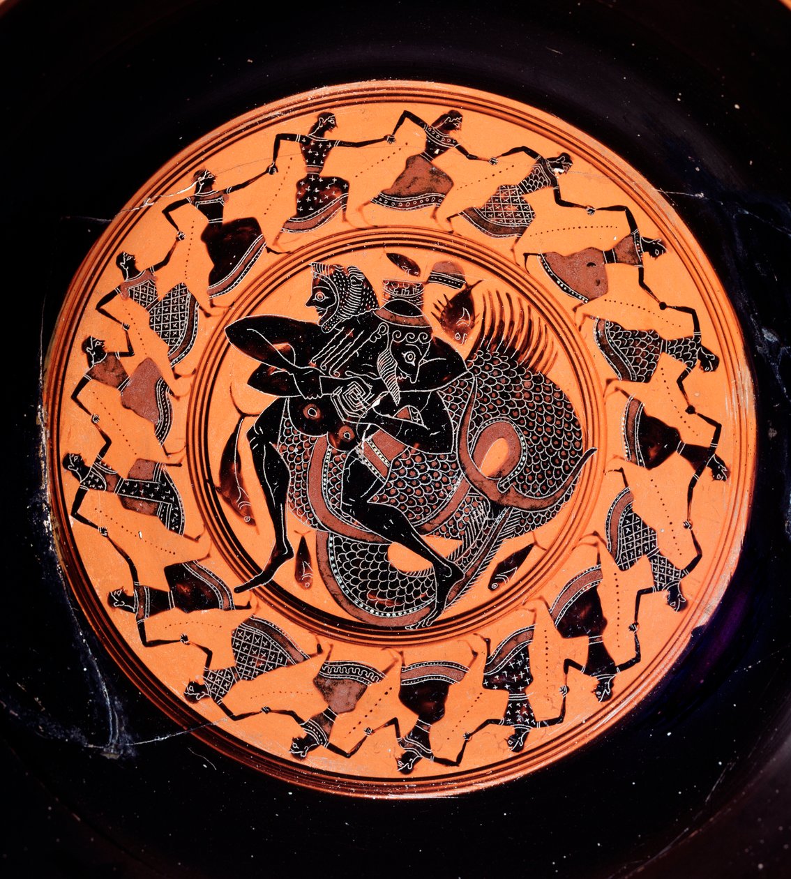 Terrakottakylix, joka kuvaa Herkulesta taistelemassa Tritonin kanssa seitsemäntoista tanssivan nereidin ympäröimänä, 6. vuosisadalla eKr. tekijältä Etruscan