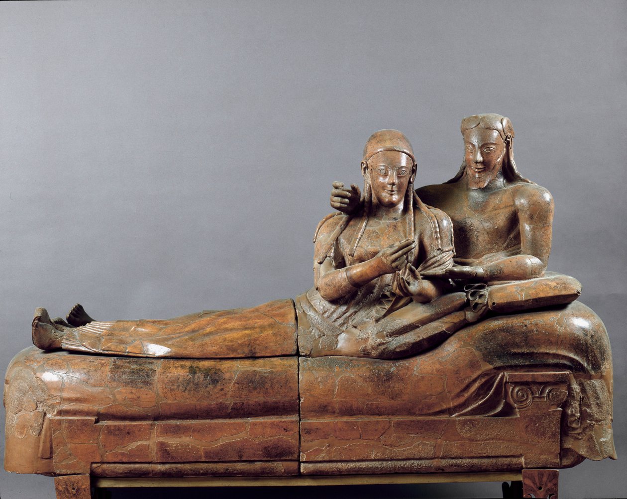 Morsiamet Veistetty ryhmä (terrakottasarkofagi Cerveteristä. 6. vuosisadalla eKr.) tekijältä Etruscan