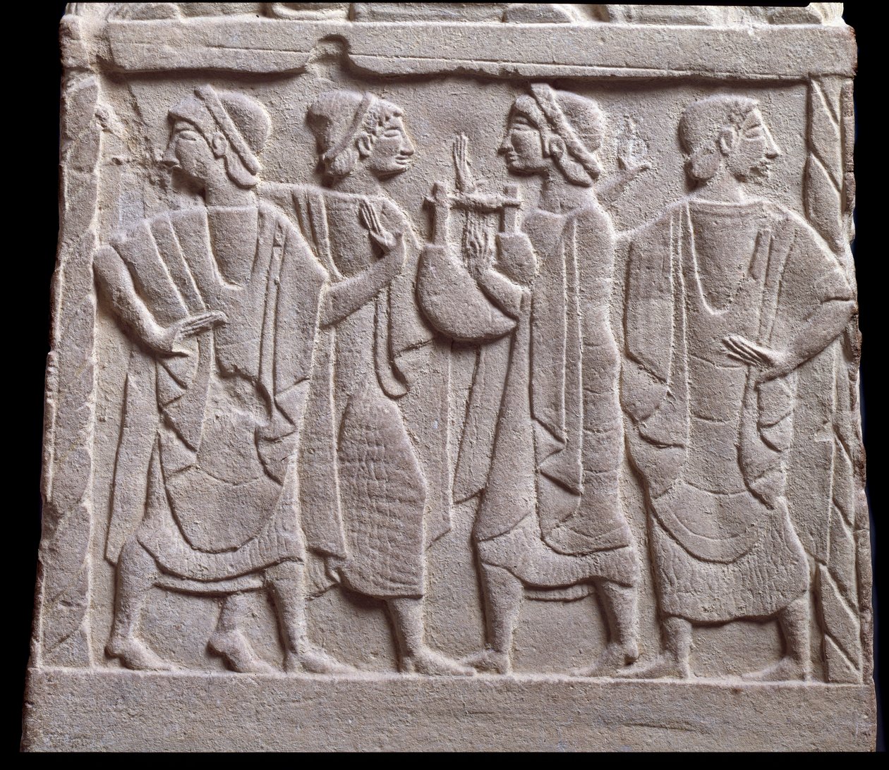 Tanssikohtaus, marmorinen hautakivi matala reliefi tekijältä Etruscan Etruscan