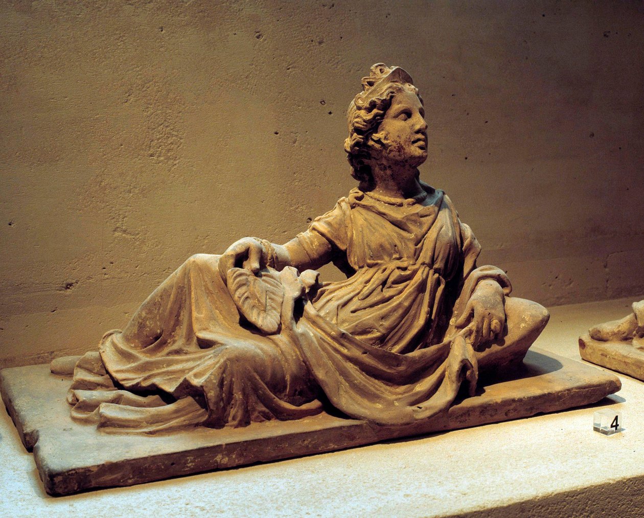Etruskien taidetta: hautajaisuurnan kansi, joka kuvaa vainajan vaimoa pitelemässä viuhkaa. Chiusin hautausmuistomerkiltä (Toscana, Italia). 2. vuosisadalla jKr. Pariisi, Louvre-museo tekijältä Etruscan Etruscan