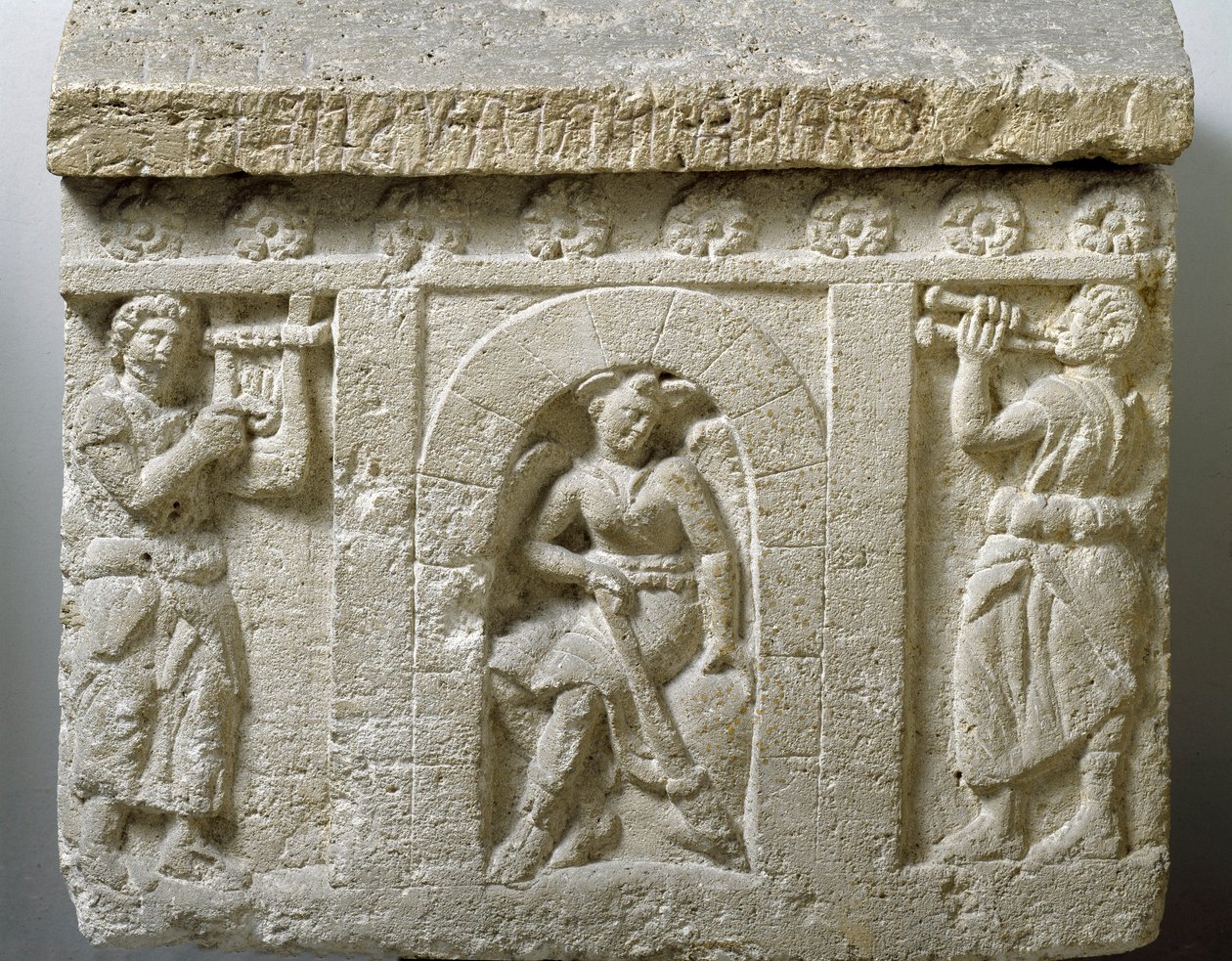Etruskien taidetta: "" Lasa, kuoleman henki helvetin sisäänkäynnillä"" Matala kohokuvio Chiusin urnasta. 3. tai 2. vuosisadalla eaa. Palermo, kansallinen arkeologinen museo tekijältä Etruscan Etruscan