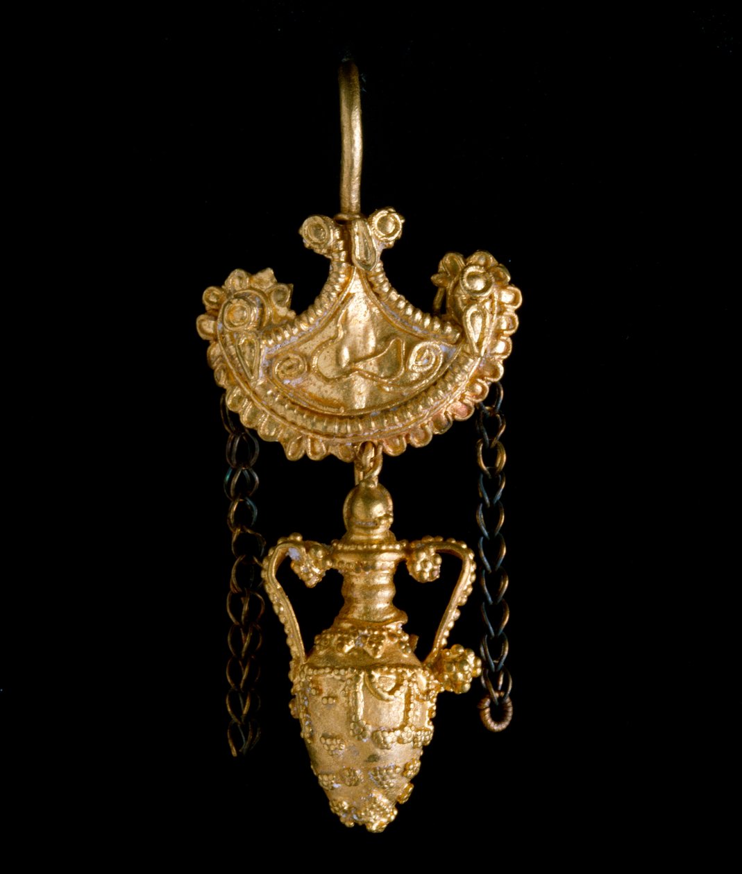 Etruskin taide: kultainen korvakoru. 3. vuosisadalla eaa. Cerveteristä. Himmeä. 3,4 cm Rooma, Museo di Villa Giulia tekijältä Etruscan Etruscan