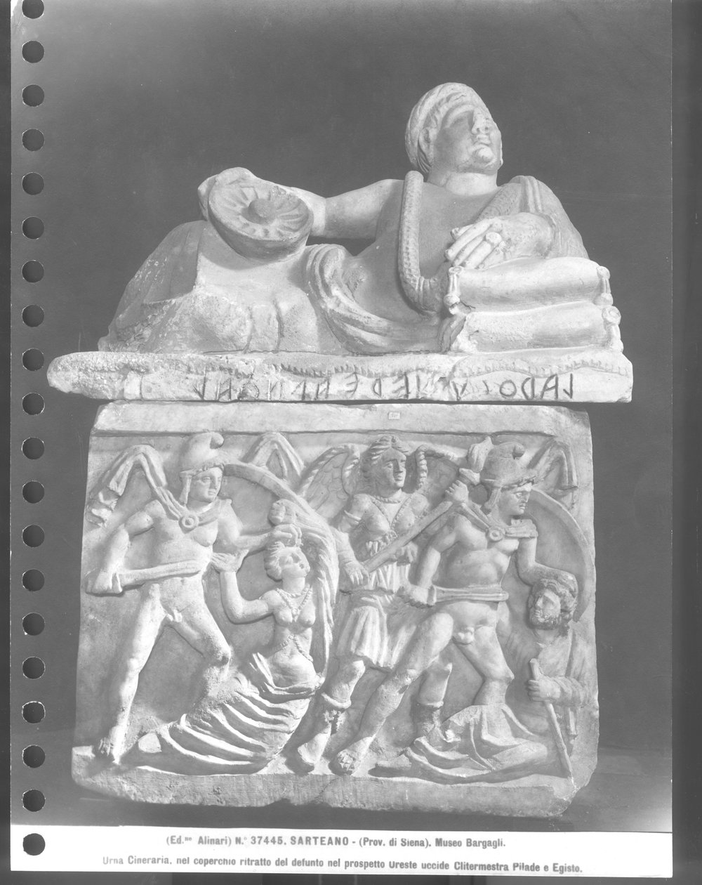 Orestes tappaa Clytemnestran ja Pylades tappaa Egisthen, Cierary Urn (marmori) (m/v kuva) tekijältä Etruscan Etruscan