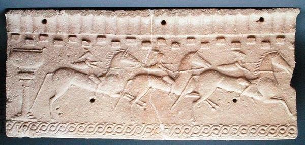 Muistolaatta hevosmiehistä (kivi) tekijältä Etruscan Etruscan