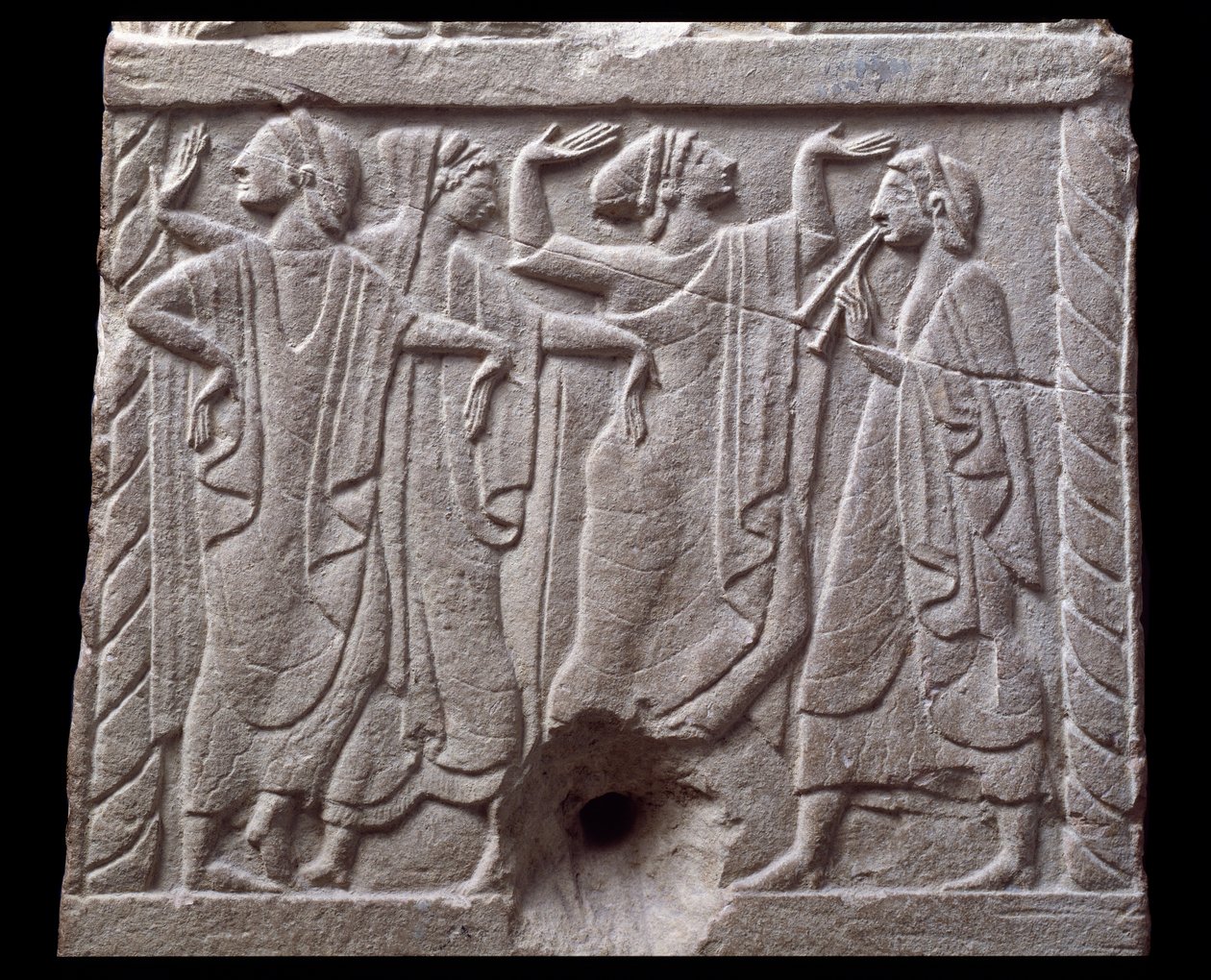 Relief tanssijoiden kanssa Chiusin marmorista virstanpylvästä Italiassa 6. vuosisadalla eKr tekijältä Etruscan Etruscan