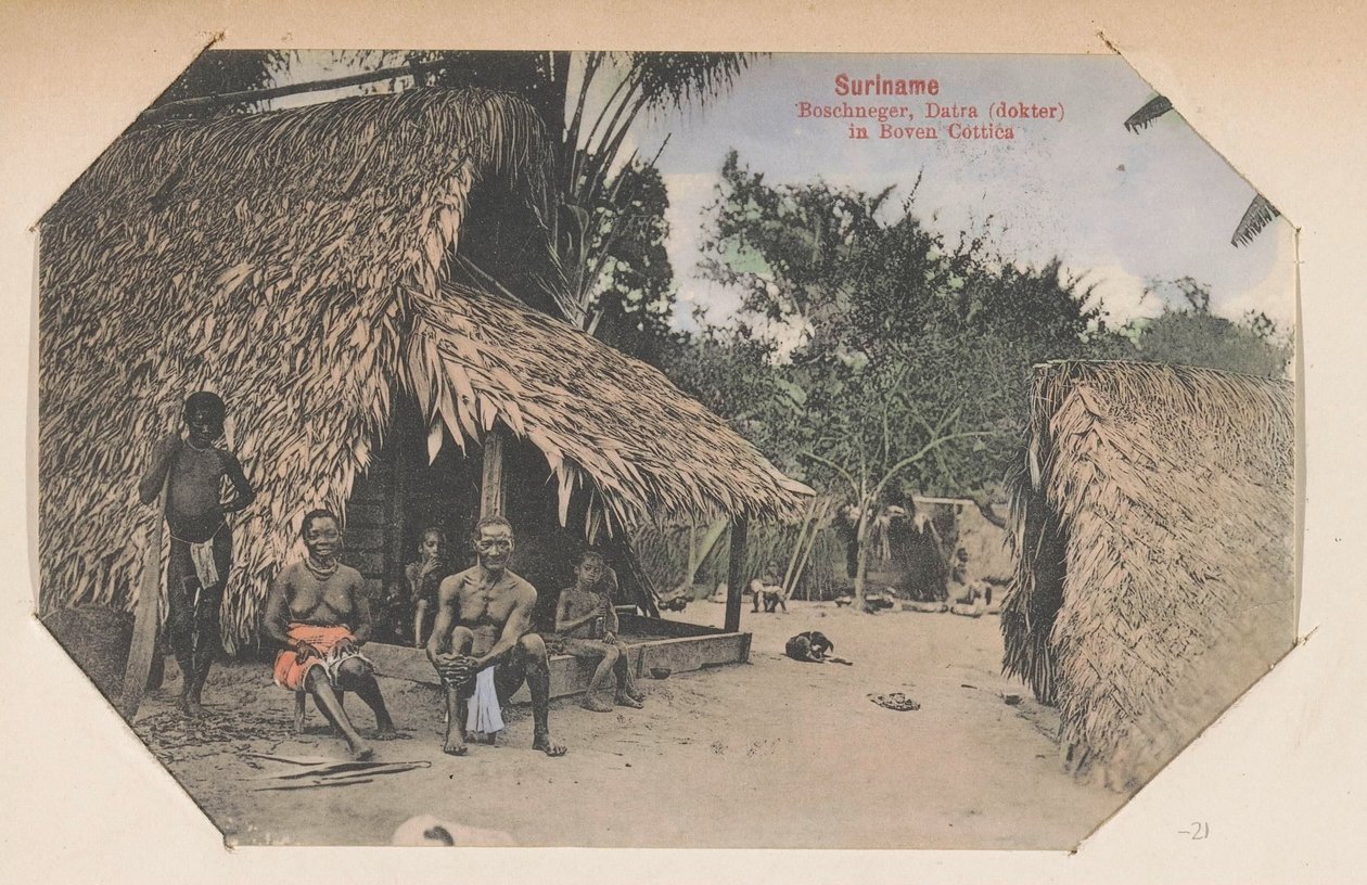 Kastanjanruskeat kotinsa edessä Suriname Bushnegro, Datra (lääkäri) Boven Cotticassa (nimi esineessä) tekijältä Eugen Klein
