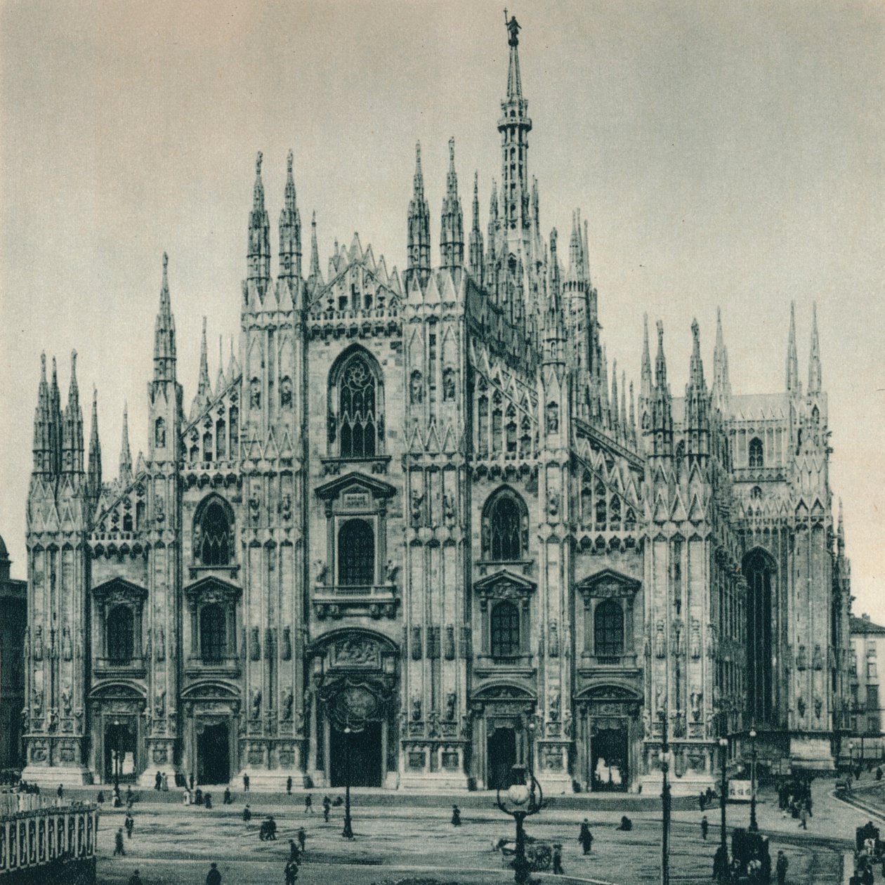 Duomon julkisivu, Milano, Italia, 1927 tekijältä Eugen Poppel