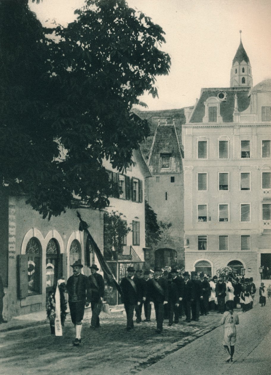 Hautajaiskulkue, Merano, Etelä-Tirol, Italia, 1927 tekijältä Eugen Poppel
