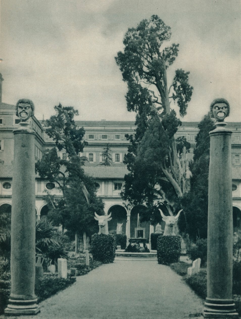 Puutarha Diocletianuksen kylpylämuseossa, Rooma, Italia, 1927 tekijältä Eugen Poppel